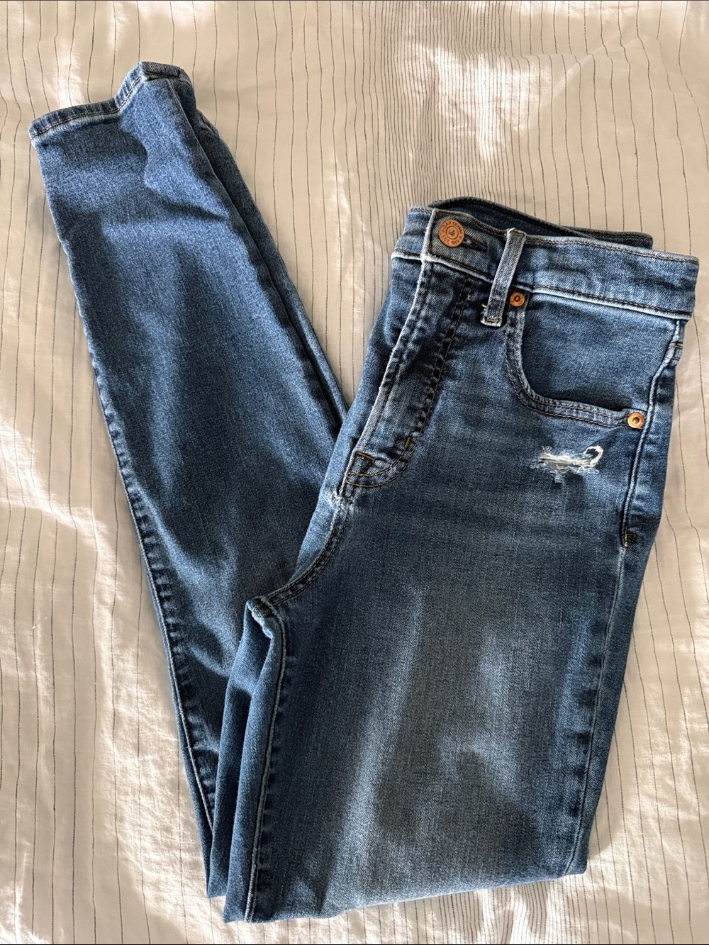 GAP Women's Skinny Jeans in Medium Blue Wash